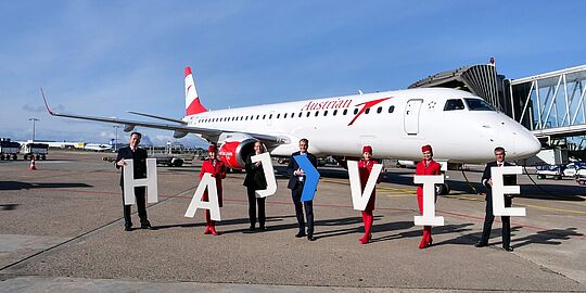 Die Crew vor einer Austrian Maschine