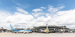 Vorfeldblick auf das Terminal C, vor dem mehrere Flugzeuge stehen