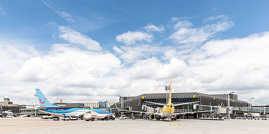 Vorfeldblick auf das Terminal C, vor dem mehrere Flugzeuge stehen