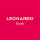 Logo vom Leonardo Hotel auf rotem Hintergrund