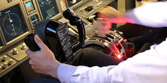 Innenaufnahme vom Cockpit des B737 Flugsimulators mit Steuerhorn