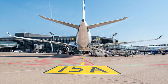 Ein Flugzeug auf dem Vorfeld