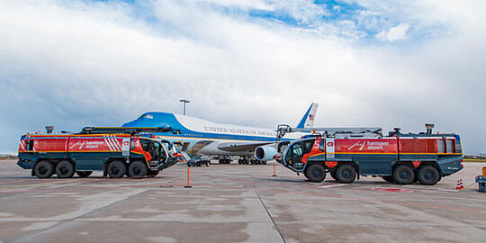 Zwei Großlöschfahrzeuge stehen vor der Airforce One