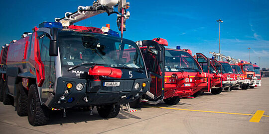 Foto von aufgereihten Feuerwehrfahrzeugen